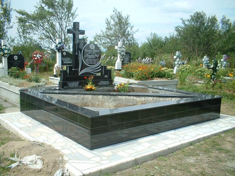 Monumente funerare granit